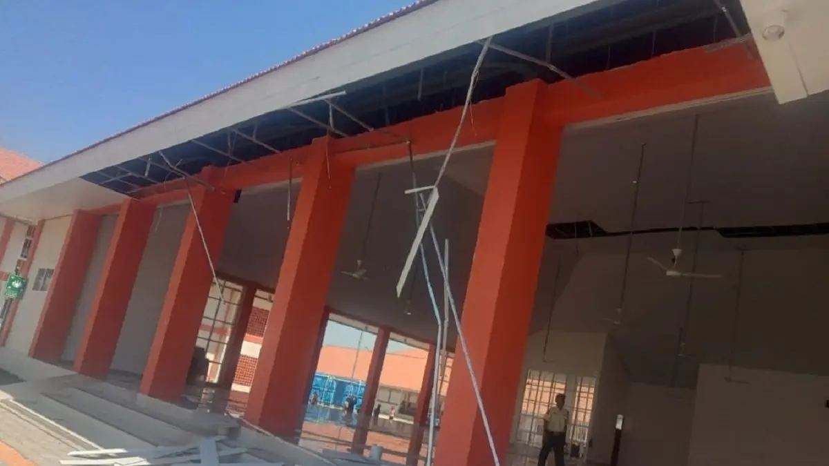 AMBROL: Kondisi plafon gedung serba guna Sekolah Rakyat Terintegrasi 1 Jombang, Desa Tunggorono, Kecamatan Jombang, hingga mengenai siswa, Sabtu (12/9). (Ainul Hafidz/Radar Jombang)