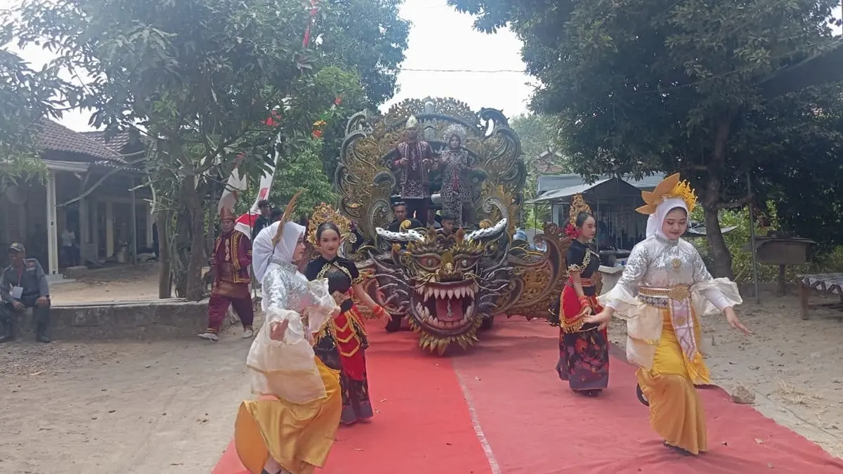 MERIAH: Kepala Desa Kromong Hermawan dan jajaran perangkat Desa Kromong menjadi peserta kehormatan di event Kromong Carnival 2026, Sabtu (12/9) pagi. (Dwi Aris/Radar Jombang)