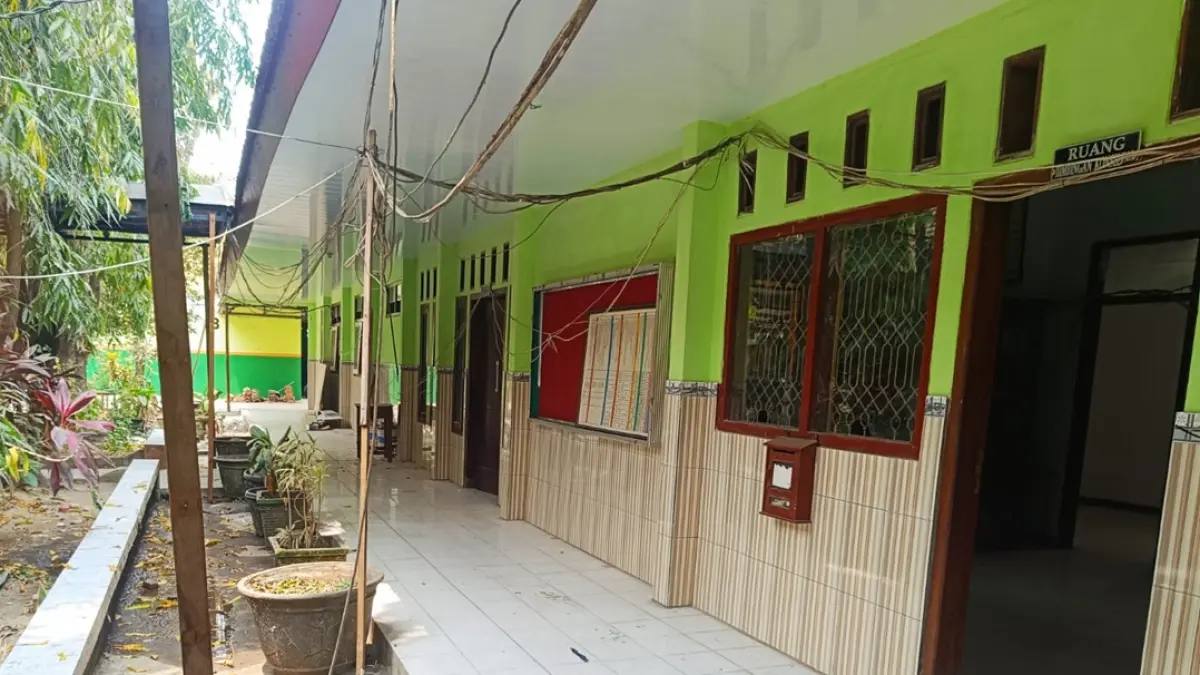 Proyek rehabilitasi SMPN 2 Sumobito hampir rampung dan menyisakan pekerjaan pengecatan menjelang berakhirnya kontrak pada 15 September 2026, kata pihak sekolah dan Disdikbud Jombang. (Wenny Rosalina/Radar Jombang)