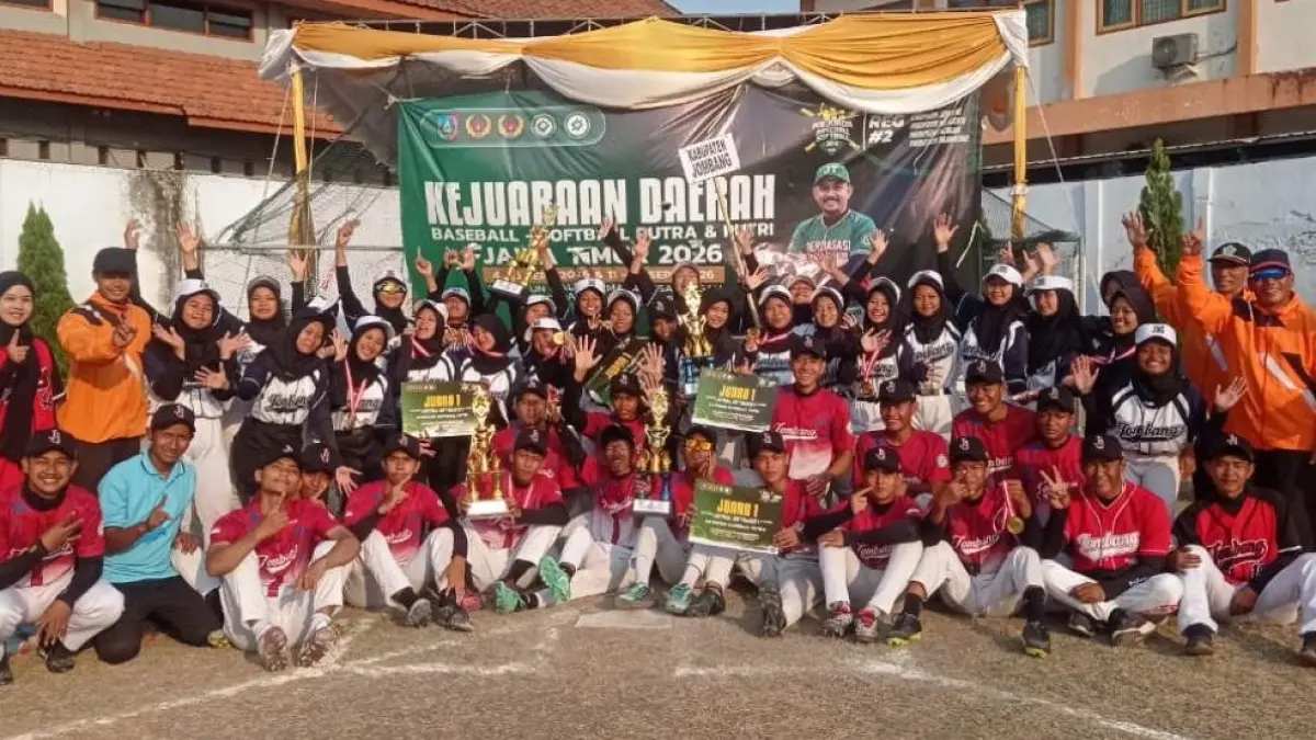 Tim Softball-Baseball Kabupaten Jombang merayakan kemenangan dengan membawa piala juara kejurda di Lapangan Desa Miagan Kecamatan Mojoagung, Minggu (13/9).
