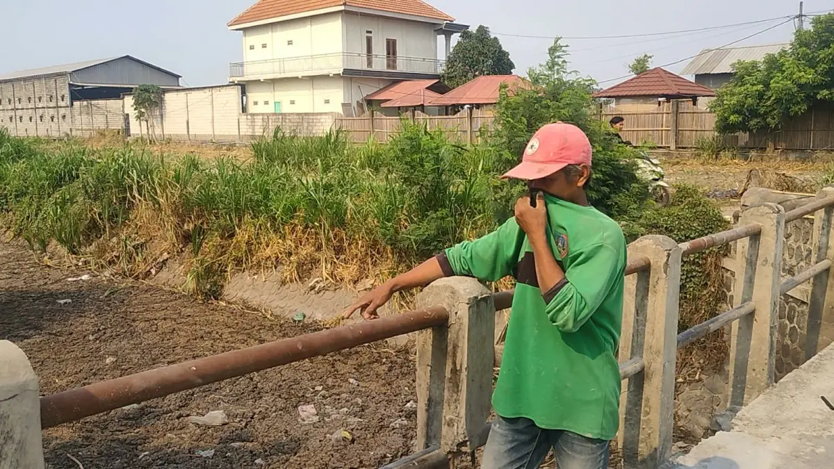 Warga mengeluhkan kondisi Sekunder Rejoagung 2 di Desa Mayangan yang dipenuhi endapan dan limbah berbau busuk
