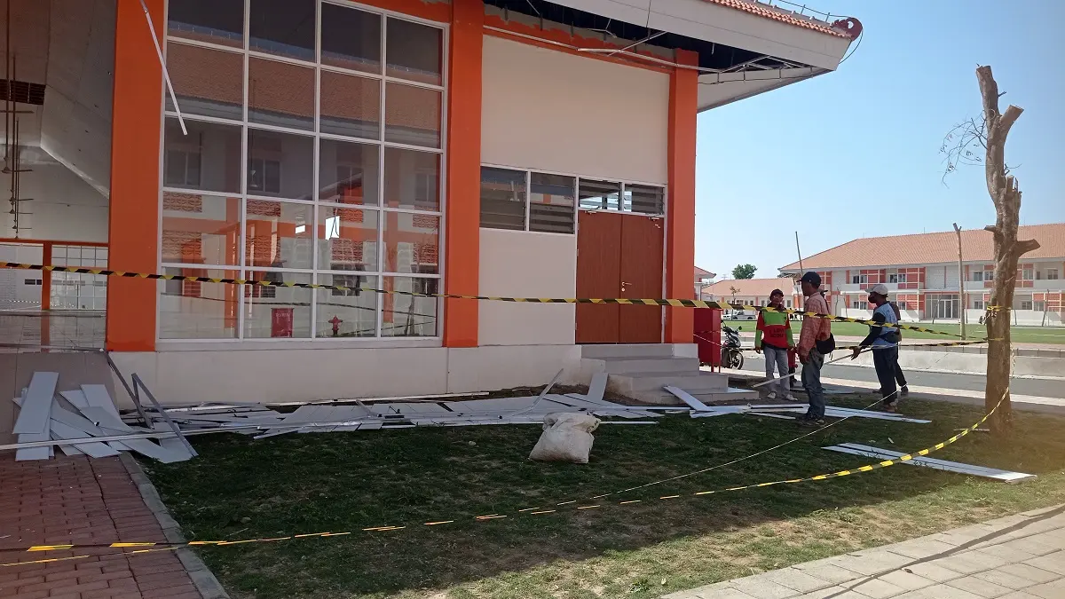 BARU DIBANGUN: Kondisi rangka baja ringan dan plafon gedung serbaguna Sekolah Rakyat Terintegrasi 1 Jombang yang ambrol, Sabtu (12/9). (Ainul Hafidz/Radar Jombang)