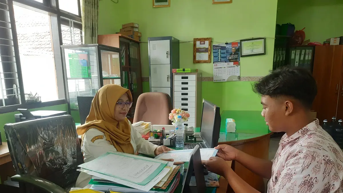 CEKATAN: PPPK Paruh Waktu SMAN 2 Jombang saat memberikan pelayanan kepada siswa, (12/11). (Wenny Rosalina/Radar Jombang)