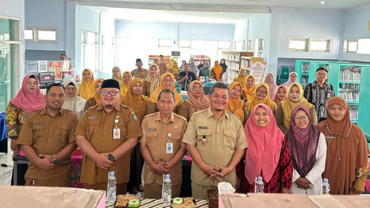 KOMPAK: Kepala Dinas Perpustakaan dan Kearsipan Kabupaten Jombang, Thonsom Pranggono AP M.E (tengah) bersama seluruh peserta, Senin (14/9). (Wenny Rosalina/Radar Jombang)