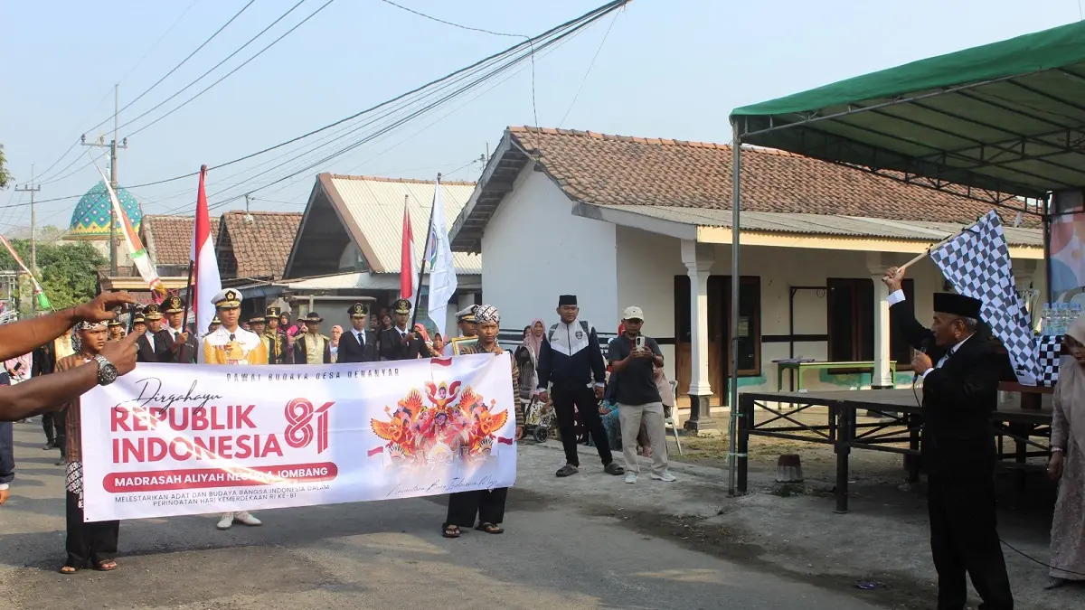 MERIAH: Kepala Desa Denanyar Ayub Effendi memberangkatkan pawai budaya Desa Denanyar, Kecamatan Jombang, Minggu (23/8) pagi. (Dwi Aris/Radar Jombang)