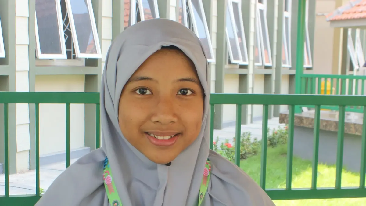Nauvalyn Danysha Prameswari, kelas VII Literasi MTs Madrasatul Quran Tebuireng Putri, Jombang. (Wenny Rosalina/Radar Jombang)