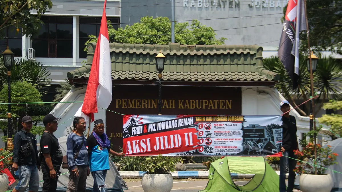 Pedagang sentra PKL Ahmad Dahlan bersama Forum Rembug Masyarakat Jombang (FRMJ) kembali menggelar unjuk rasa di depan Kantor Pemkab Jombang, Selasa (15/9). (Anggi Fridianto/Radar Jombang)