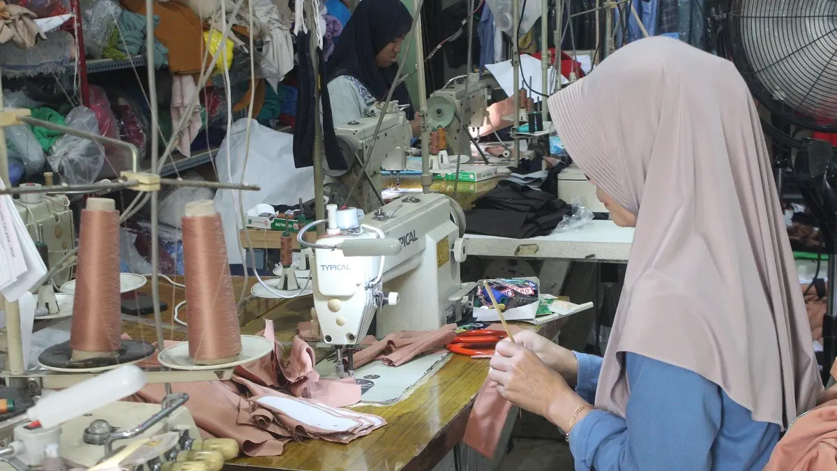 RAPI: Koordinator penjahit di Desa Plosogeneng, Kecamatan Jombang saat menjahit seragam gratis, (3/9). (Wenny Rosalina/Radar Jombang)