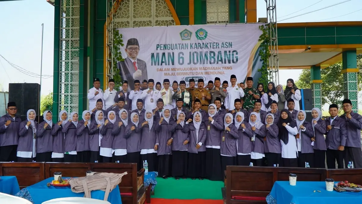 TELADAN: Kepala Kantor Wilayah Kemenag Jawa Timur, Dr Akhmad Sruji Bahtiar MPdI, bersama seluruh dewan guru MAN 6 Jombang. (Wenny Rosalina/Radar Jombang)