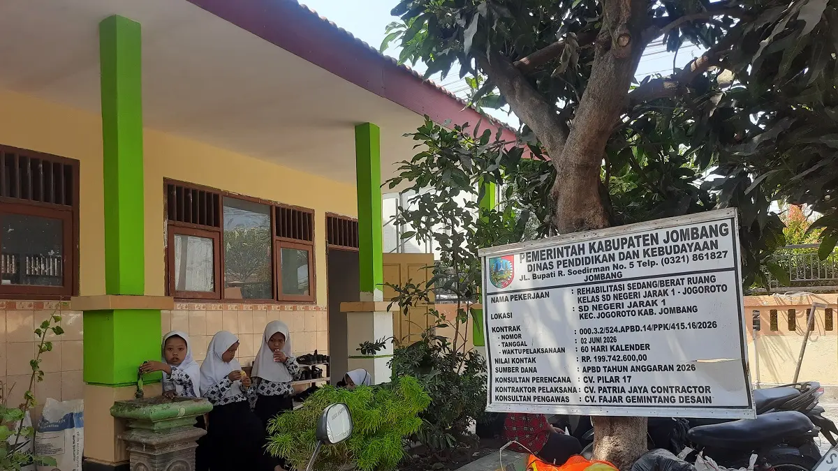 PEMELIHARAAN: Pekerja sedang memperbaiki proyek yang kurang di SDN Jarak 1, Kecamatan Jogoroto, Jombang, Rabu (16/9). (Wenny Rosalina/Radar Jombang)