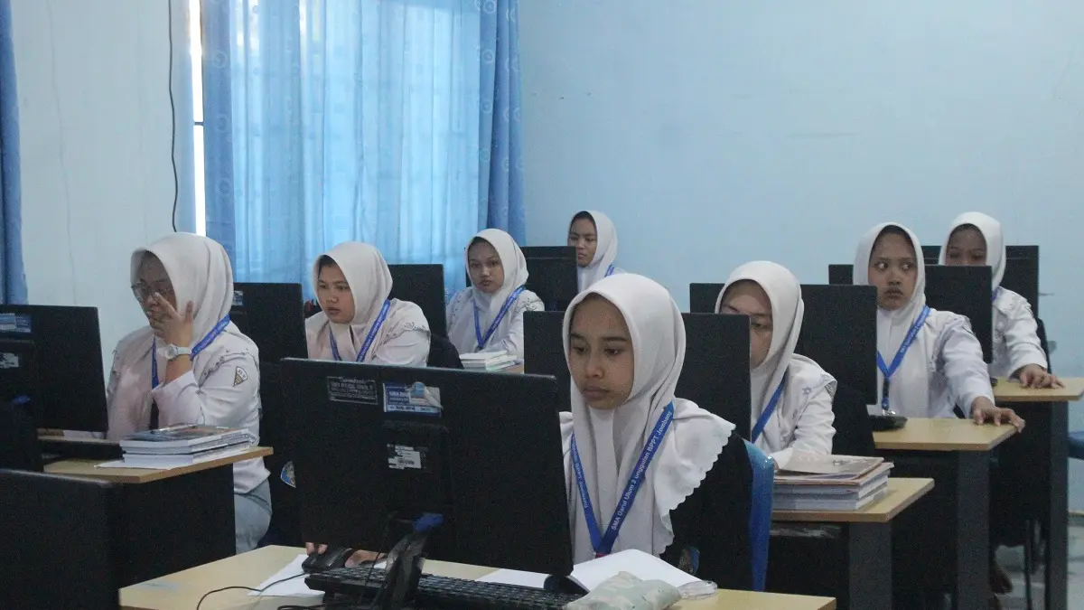 SERIUS: Siswa SMA Darul Ulum 2 Unggulan BPPT, Jombang saat mengikuti kegiatan di lab komputer sekolah, (22/7). (Wenny Rosalina/Radar Jombang)