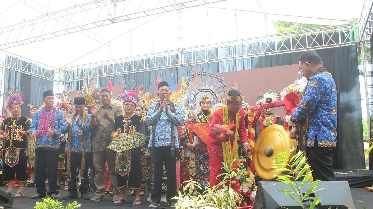 SIMBOLIS: Kepala SMAN 3 Jombang, Saidun MPd, memukul gong menandai HUT SMAN 3 Jombang ke-35, Kamis (17/9). (Wenny Rosalina/Radar Jombang)