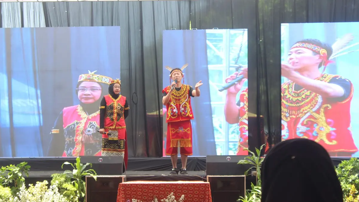 Siswa tampil dalam peringatan HUT SMAN 3 Jombang ke-35, Kamis (17/9). (Wenny Rosalina/Radar Jombang)