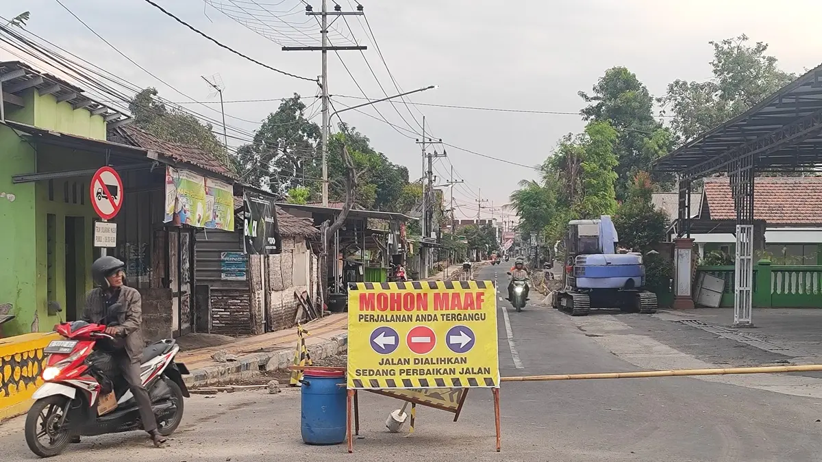DIALIHKAN: Jl Kemuning, Jombang ditutup, karena ada pekerjaan proyek. (Ainul Hafidz/Radar Jombang)