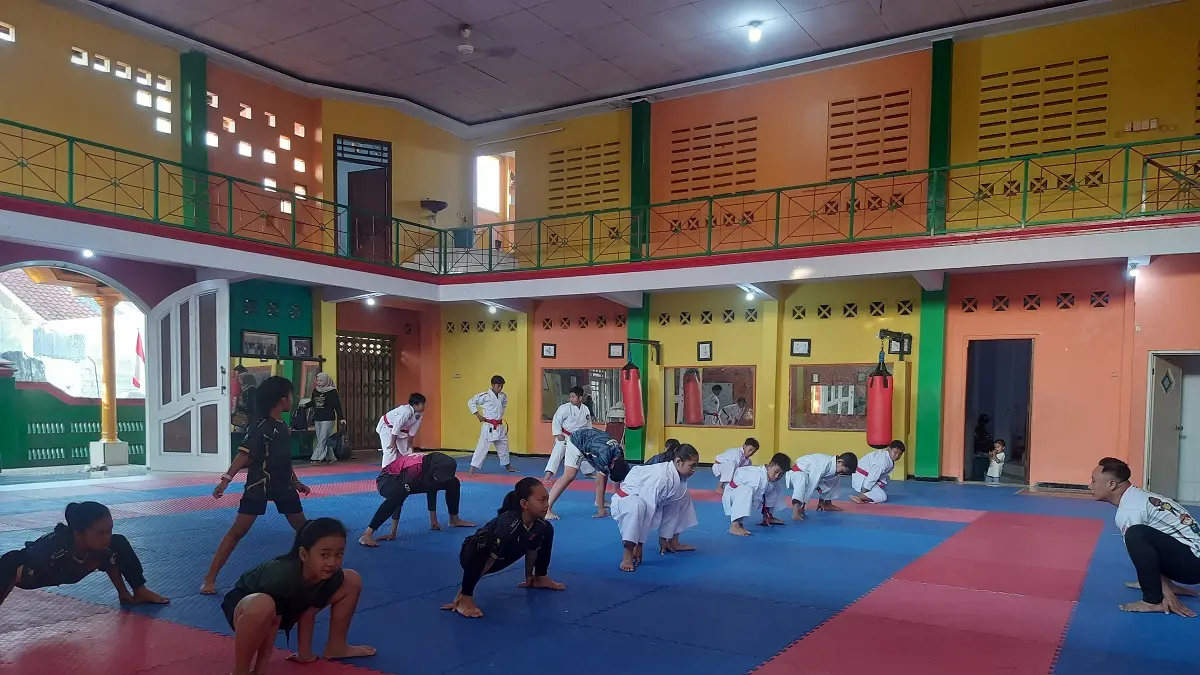 Karateka Jombang latihan intensif di Dojo Mahameru. (Wenny Rosalina/Radar Jombang)