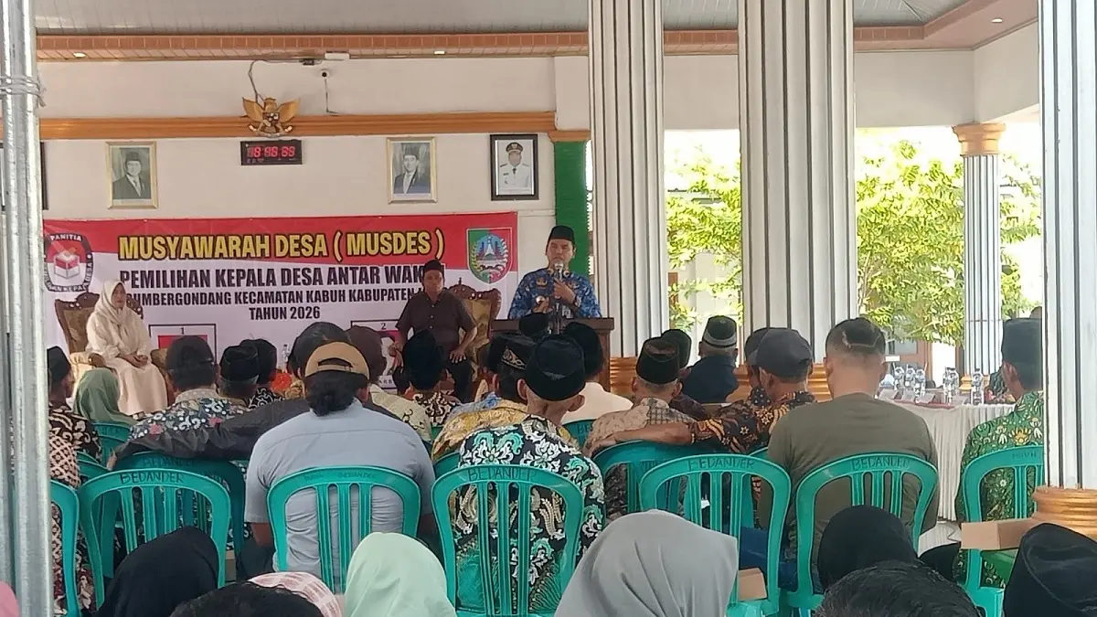 TERPILIH: Sarbi terpilih menjadi Kepala Desa Sumbergondang, Kabuh, Jombang setelah menang pada KDAW Kamis (17/9). (Azmy Endiyana/Radar Jombang)