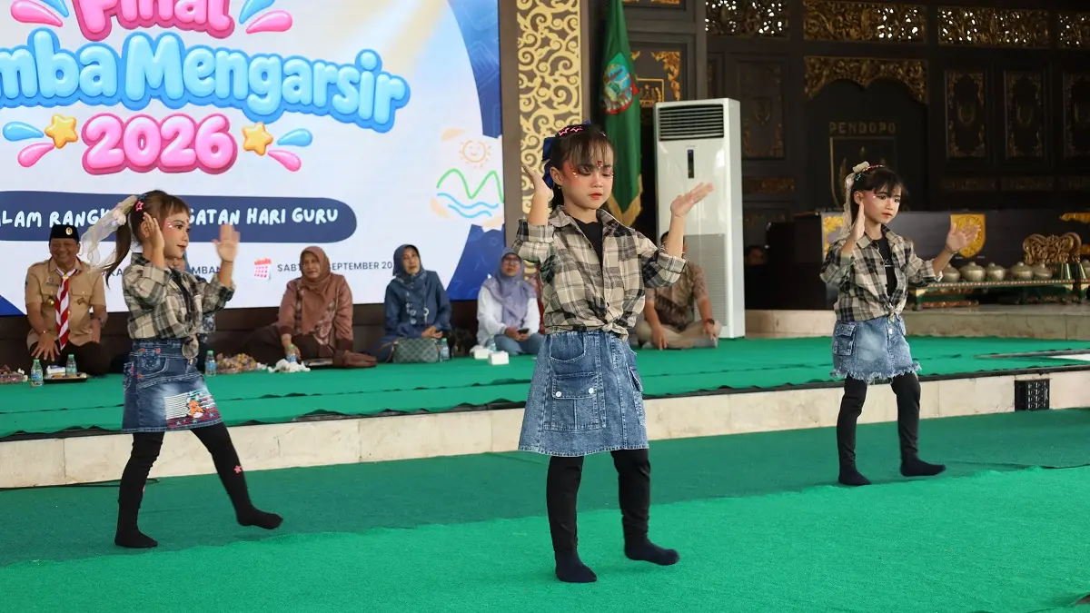 Penampil seni tari kreasi di Pendopo Kabupaten Jombang, Sabtu (19/9). (Anggi Fridianto/Radar Jombang)