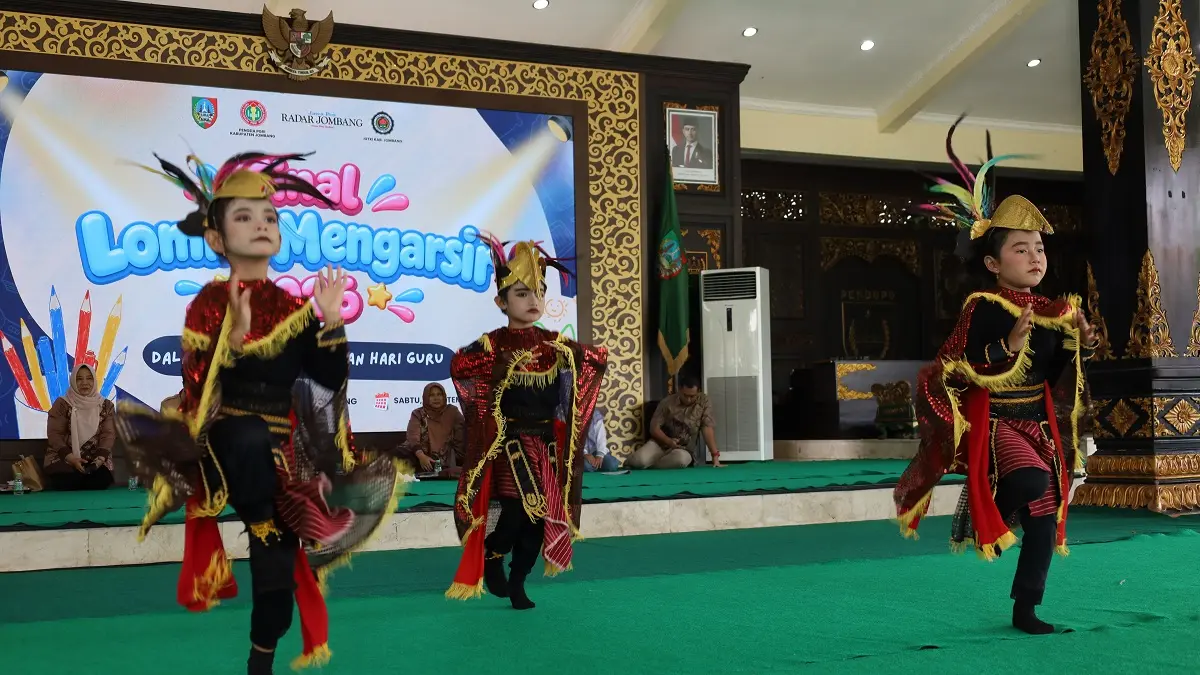 Seni tari kreasi anak TK, Tari Pitik Walik yang tampil di Pendopo Kabupaten Jombang, Sabtu (19/9). (Anggi Fridianto/Radar Jombang)