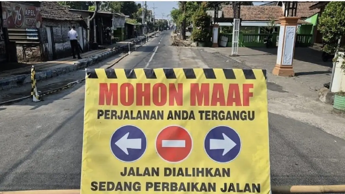 DIALIHKAN: Jl Kemuning, Jombang ditutup sementara karena ada pekerjaan proyek. (Ainul Hafidz/Radar Jombang)