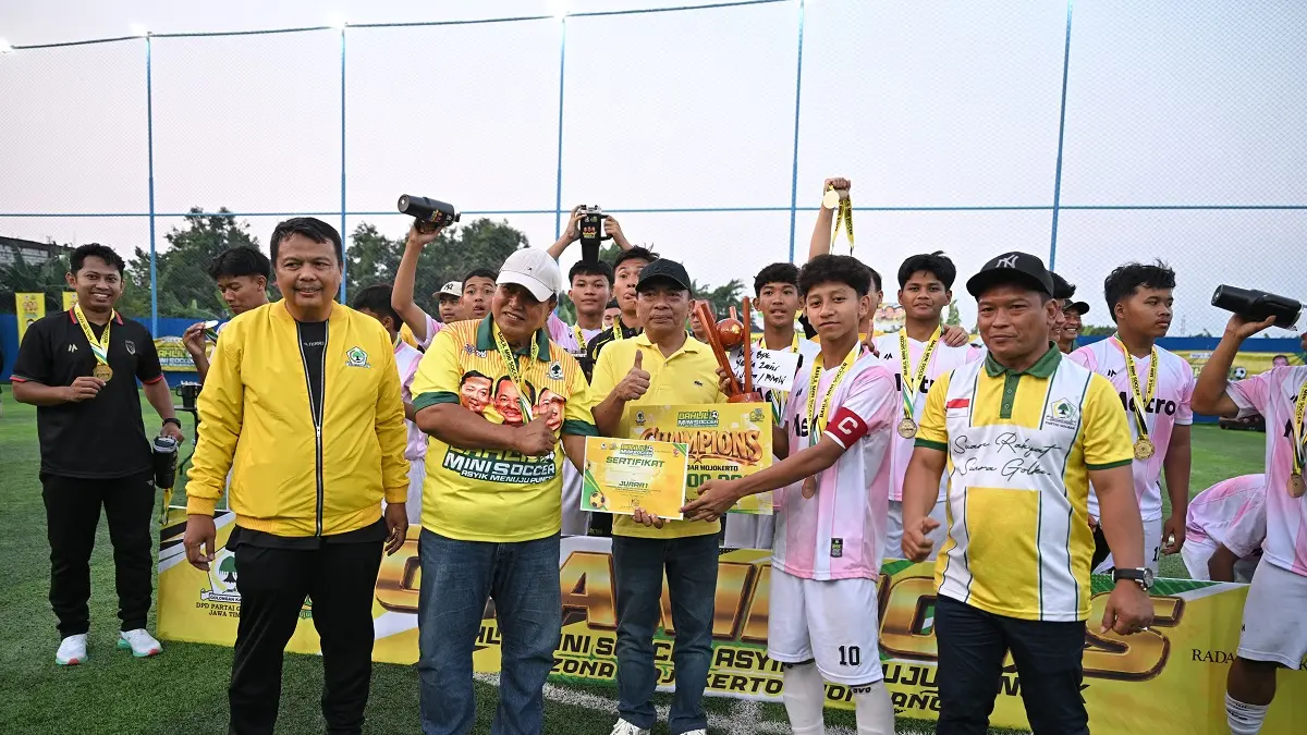 Ketua DPD Partai Golkar Kabupaten Jombang Andik Basuki Rahmat (tengah bertopi putih) bersama pemain SMAN Ngoro. (Dwi Aris/Radar Jombang)