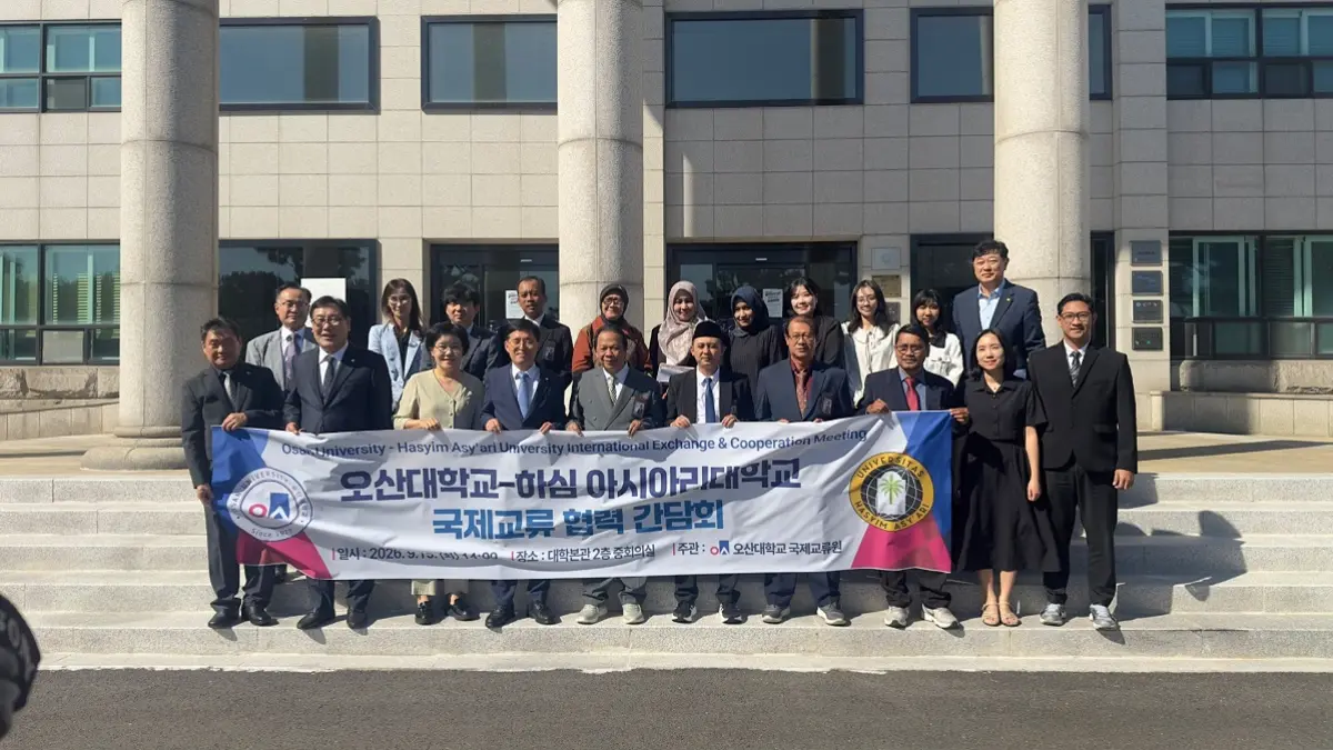 PERKUAT JEJARING GLOBAL: Rektor Unhasy, Prof Dr H Haris Supratno (lima dari kiri) di Korea Selatan memperkuat kerja sama dengan tiga perguruan tinggi mitra, Minggu-Jumat (13–18/9). (IST)