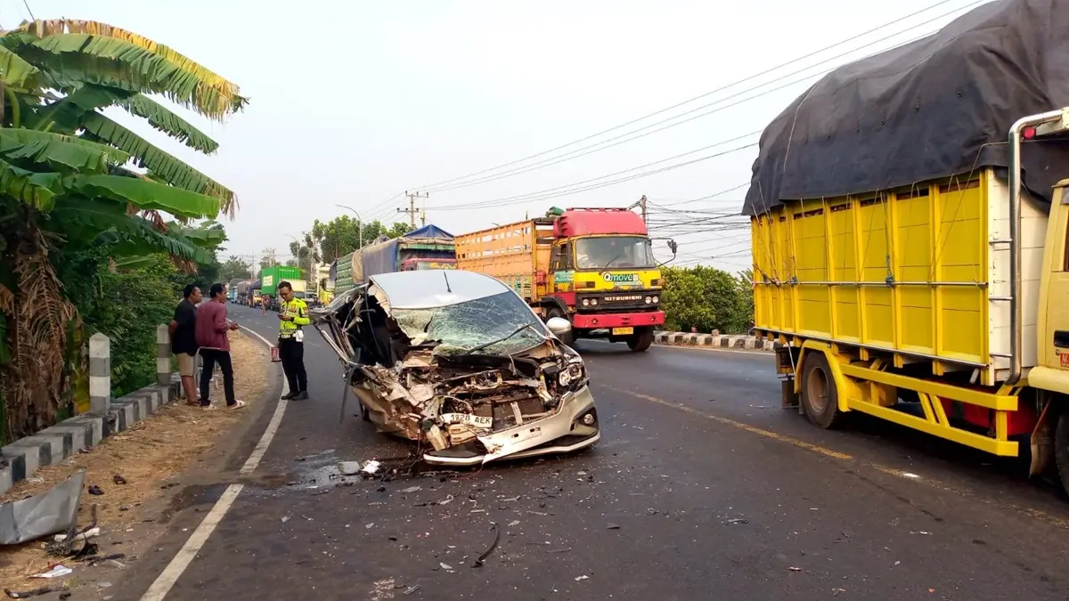 RINGSEK: Mobil yang terlibat  kecelakaan di Embong Miring, Jalan Raya Dusun Ngemplak, Desa Pagerwojo, Kecamatan Perak, Jombang, Sabtu (19/9) pagi. (IST)