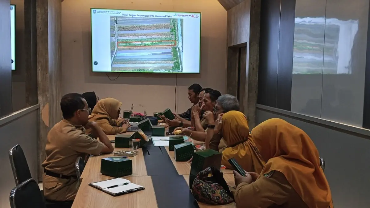 SERIUS: Dinas PUPR Jombang menggelar pertemuan lintas sektor untuk membahas hasil tinjau lapangan Ipal Komunal tahu. (Ainul Hafidz/Radar Jombang)