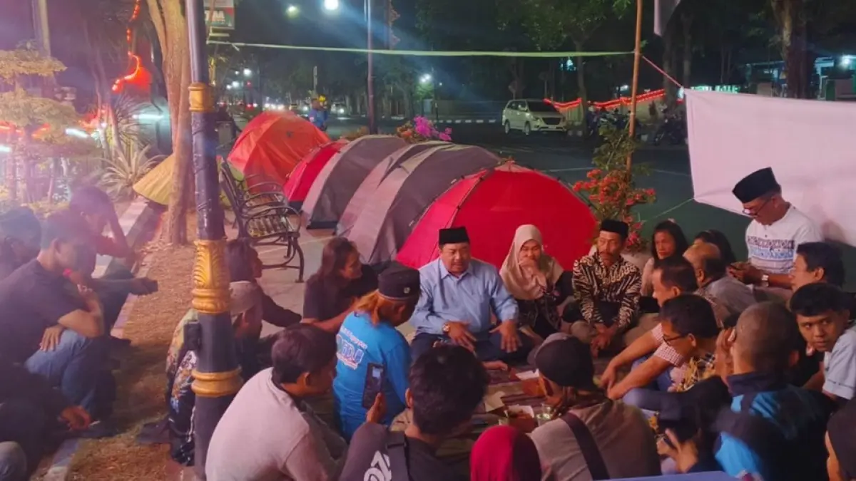 Bupati Jombang, Warsubi turun langsung menemui massa dan berdialog, Sabtu (19/8) malam. (Azmy Endiyana/Radar Jombang)