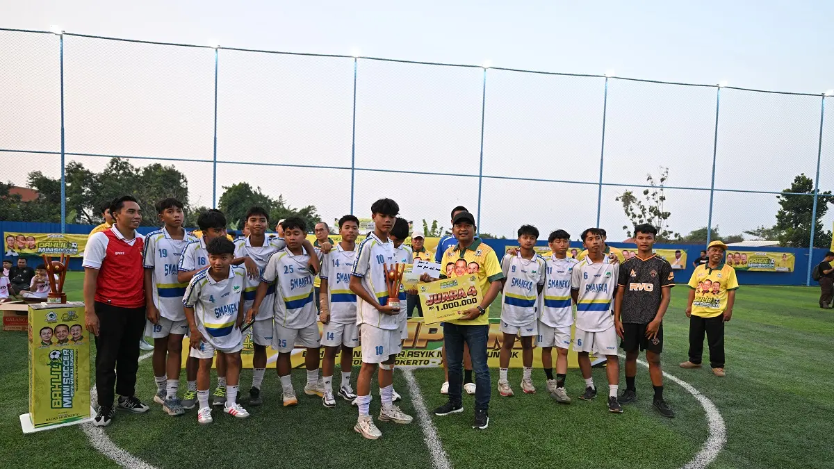 JUARA: SMAN Kesamben berhasil meraih juara empat pada kompetisi Bahlil Mini Soccer Zona 6, Jumat (18/9). (Wenny Rosalina/Radar Jombang)