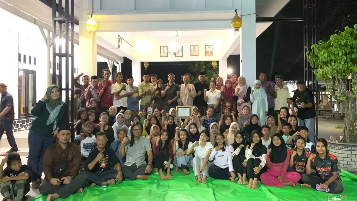 KOMPAK: Kepala Desa Miagan Antok Budi Subagyo bersama seluruh elemen masyarakat Desa Miagan, Mojoagung, Jombang pendukung penampilan teatrikal Dolanan Padang Bulan di Wirosobo Fest 2026. (Dwi Aris/Radar Jombang)