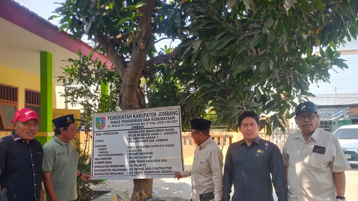 PANTAU: Komisi C DPRD Jomabag saat melihat pekerjaan di SDN Jarak 1, Senin (21/9). (Azmy Endiyana/Radar Jombang)