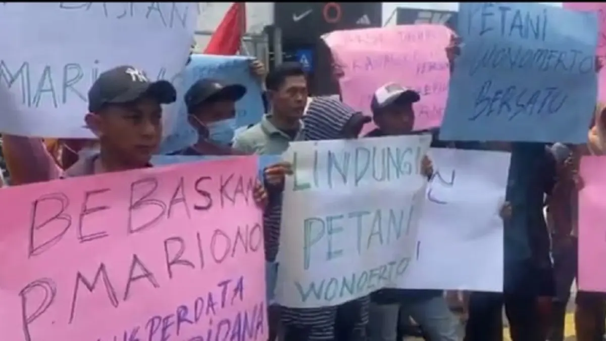 Warga Desa Wonomerto, Kecamatan Wonosalam, mendatangi Mapolres Jombang, Minggu (20/9). (Azmy Endiyana/Radar Jombang)