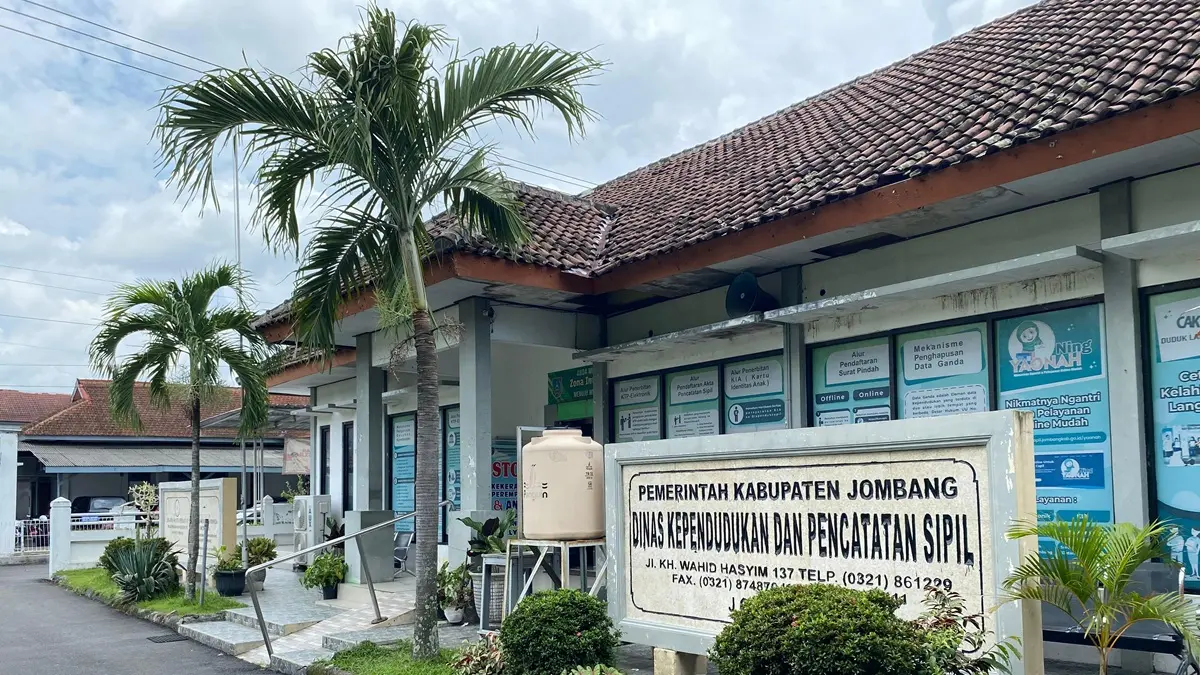 BAKAL DIRELOKASI: Kantor Dispendukcapil Jombang bakal direlokasi untuk perluasan RSUD Jombang. (Anggi Fridianto/Radar Jombang)