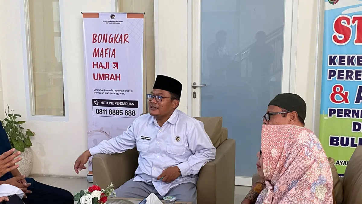 Jemaah yang terdampak persoalan travel PT Annisa Ahmada Travelindo mengadu ke Kantor Kemenhaj Jombang, Senin (22/9). (Anggi Fridianto/Radar Jombang)