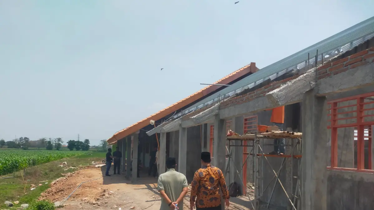 Komisi C DPRD saat melakukan sidak ke proyek SMP senilai Rp 2 miliar di Mojowarno, Jombang