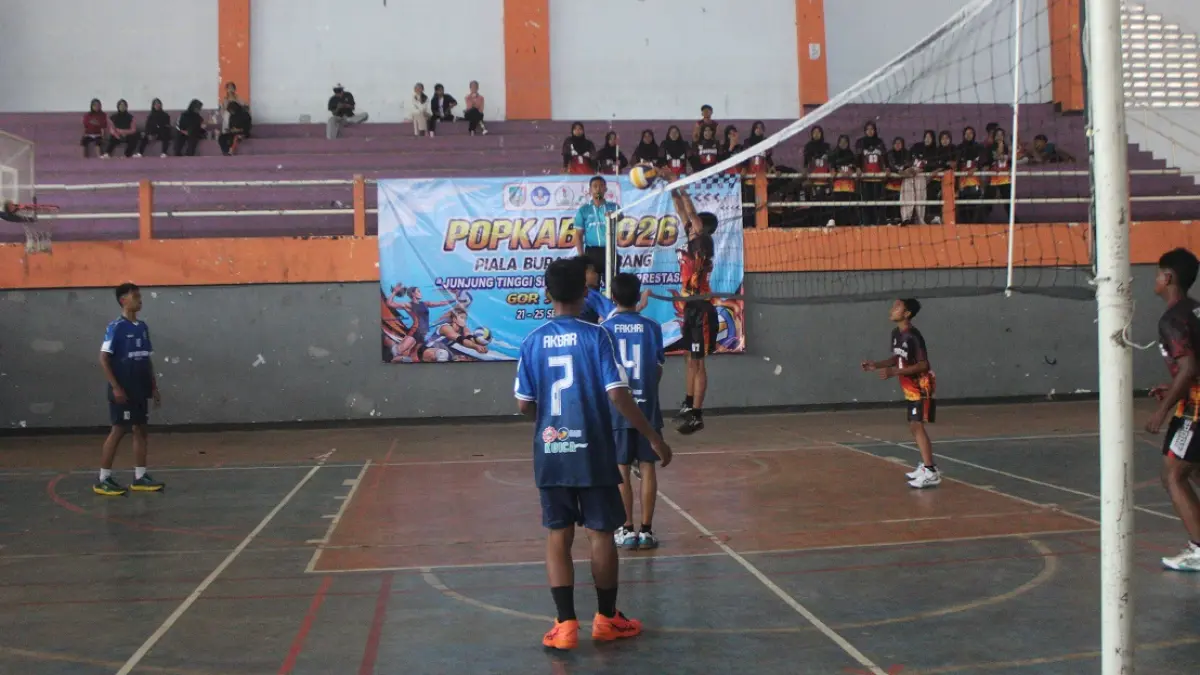 : Pertandingan bola voli putra babak penyisihan antara SMPN 1 Sumobito (oranye) melawan SMP Darul Ulum 1 (biru) di GOR Merdeka, Selasa (22/9).