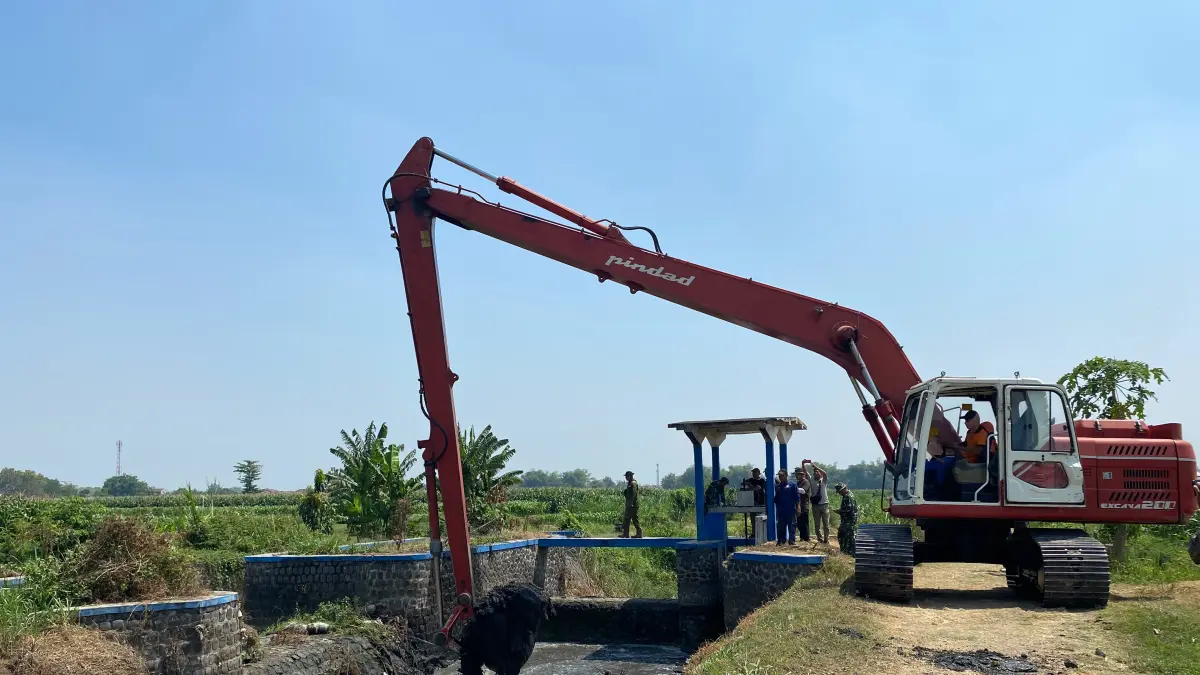 Proses pengerukan Sekunder Rejoagung 2 di Dusun Murong Santren, Desa Mayangan Jogoroto, Jombang