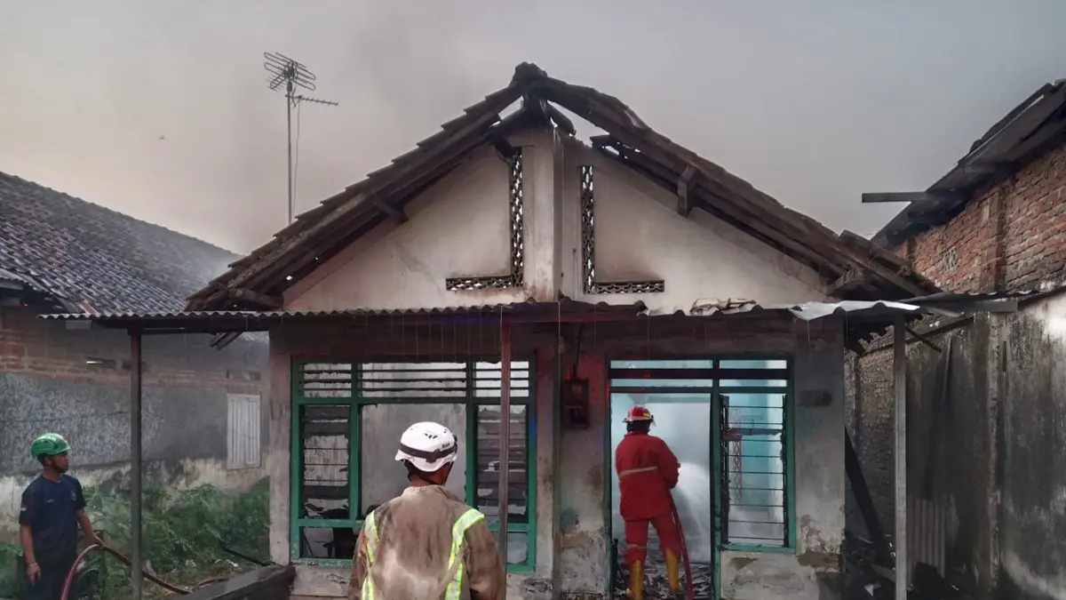 Rumah Subiah, 80, warga Dusun Konto, Tembelang, Jombang, Jombang, ludes terbakar, Senin (21/9) sore. (Achmad RW/Radar Jombang)
