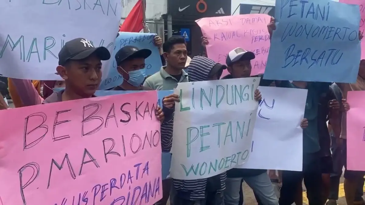 warga Wonomerto, Wonosalam saat berdemo di depan Mapolres Jombang
