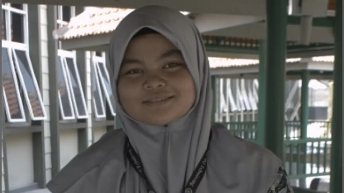 Nafla Syakira Sanfi, kelas 7 Internasional 2 MTs Madrasatul Quran Tebuireng Putri, Jombang. (Wenny Rosalina/Radar Jombang)