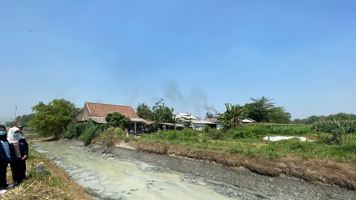 PENUH LIMBAH: Saluran Sekunder di Desa Mayangan, Jogoroto, Jombang, penuh limbah, (23/9). (Anggi Fridianto/Radar Jombang)