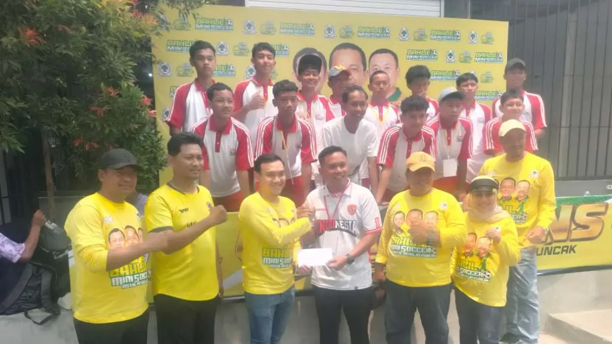 SEMANGAT: Rahmat Agung Saputra, anggota DPRD Jombang memberikan apresiasi kepada tim SMK DB 1 Jombang. (Wenny Rosalina/Radar Jombang)
