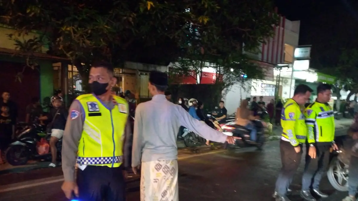 Kecelakaan maut terjadi di Jalan Raya Desa Ceweng, Kecamatan Diwek, Jombang, Kamis (24/9) petang. (Achmad RW/Radar Jombang)