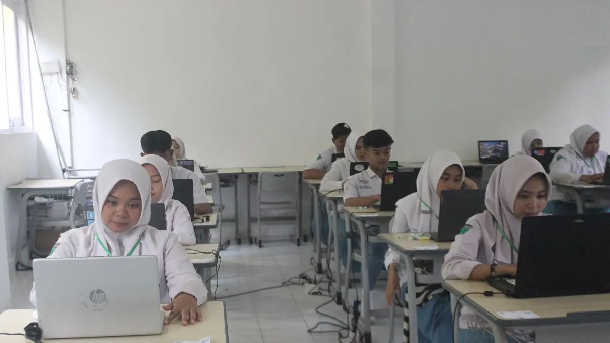 KONSENTRASI: Siswa MAN 1 Jombang saat mengikuti TKA 2025. (Wenny Rosalina/Radar Jombang)
