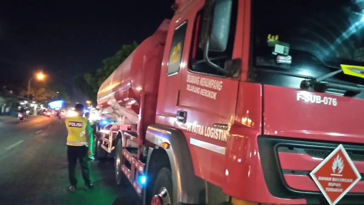 Truk tangki Pertamina yang terlibat kecelakaan di Jalan Raya Desa Ceweng, Kecamatan Diwek, Jombang, Kamis (24/9) sore. (Achmad RW/Radar Jombang)