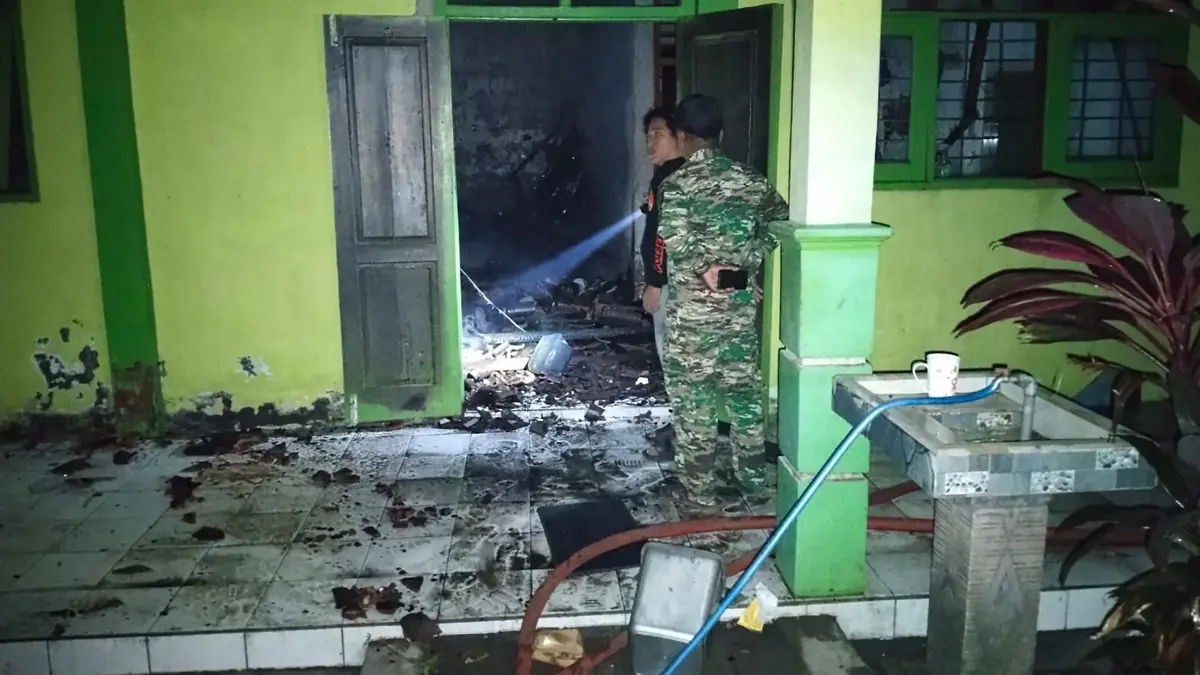 Kebakaran menghanguskan dua ruangan di SMPN 2 Perak, Dusun Ngrandu, Desa Cangkringrandu, Kecamatan Perak, Jombang, Sabtu (26/9) dini hari. (IST)