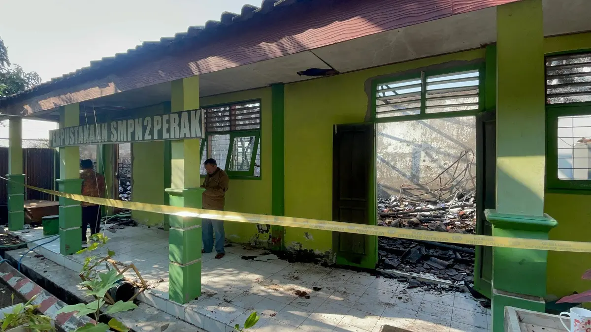 Kondisi perpustakaan SMPN 2 Perak di Jalan Raya Desa Cangkringrandu, Kecamatan Perak, Jombang, masih porak-poranda setelah terbakar, Jumat (25/9) malam. (Achmad RW/Radar Jombang)