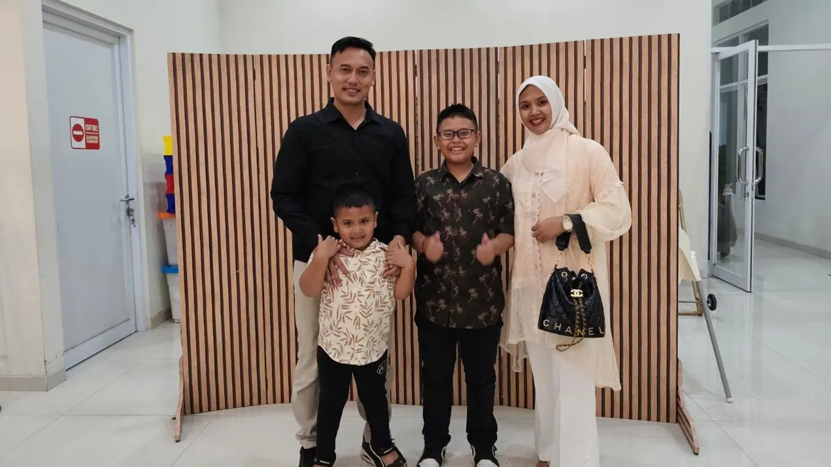 HARMONIS: Yusuf Nurdiawan, guru SMKN Mojoagung, Jomang bersama istri dan kedua anaknya. (IST)