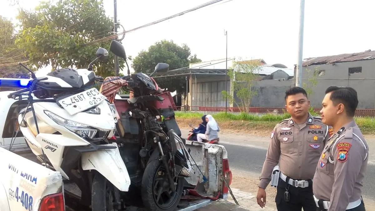 Kecelakaan dua Honda Vario di Jalan Raya Desa Kwaron, Kecamatan Diwek, Jombang, Minggu (27/9). (Achmad RW/Radar Jombang)
