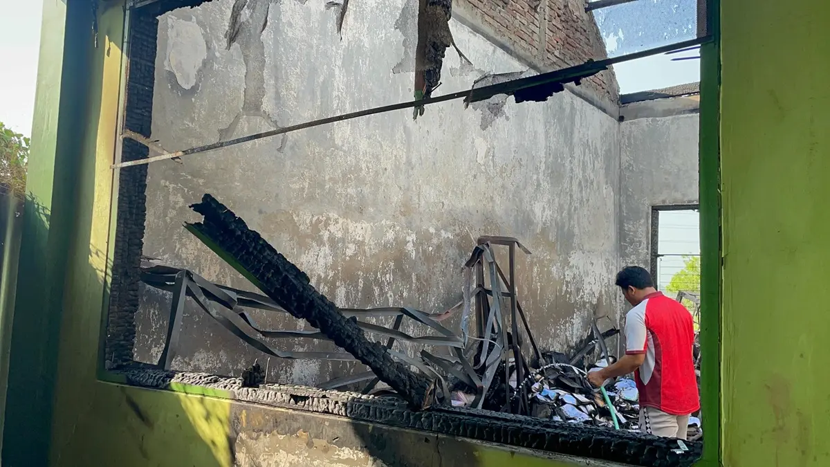 LUDES: Ruang BK dan perpustakaan SMPN 2 Perak, Desa Cangkringrandu, Kecamatan Perak terbakar, Jombang, Jumat (25/9) malam. (Achmad RW/Radar Jombang)